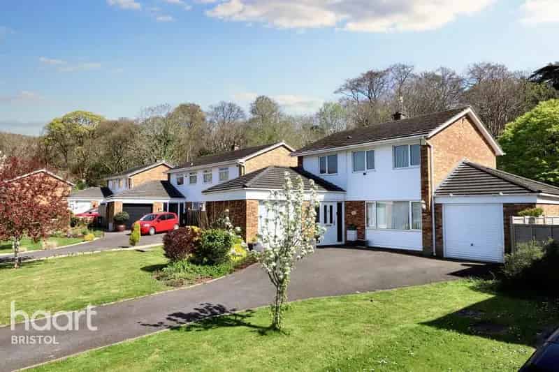 4 Bedroom Detached House for Sale in Ferndown Close