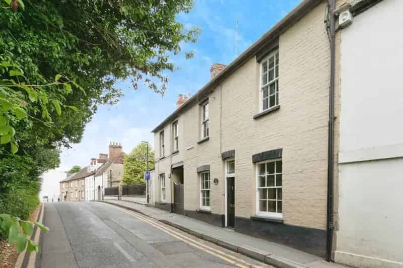 Three Double Bedroom House Near Buckingham University