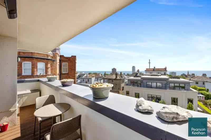 2 Bedroom Apartment Brighton Clifton Hill  Luxury Living near Beach