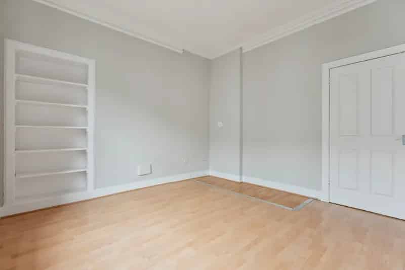 Falkirk 2-Bedroom Flat Near Amenities and Train Station
