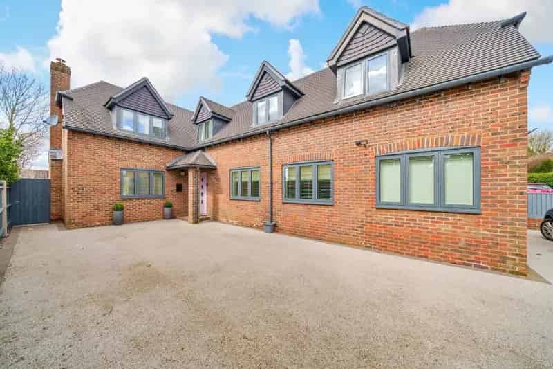 4 Bedroom House in Woolton Hill