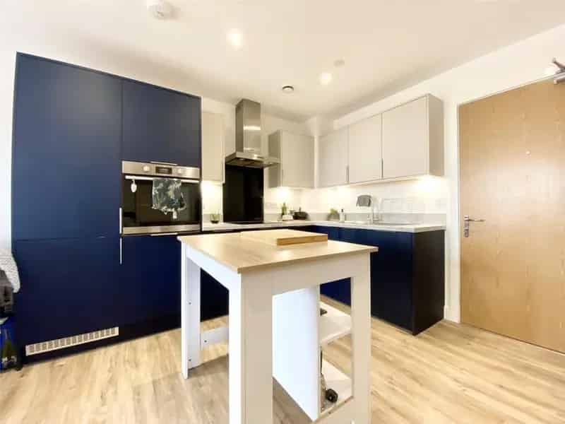 1 Bedroom Apartment Stokes Croft Modern Kitchen Balcony