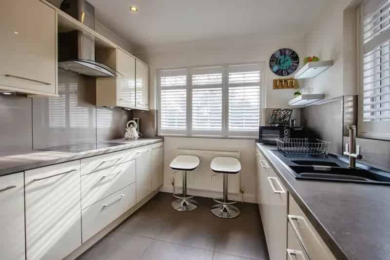 Spacious 4-Bed House with Annex, Large Driveway & Gardens