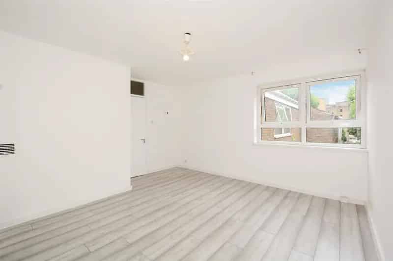 2 Bedroom Apartment For Sale Chain Free 700 Sq Ft