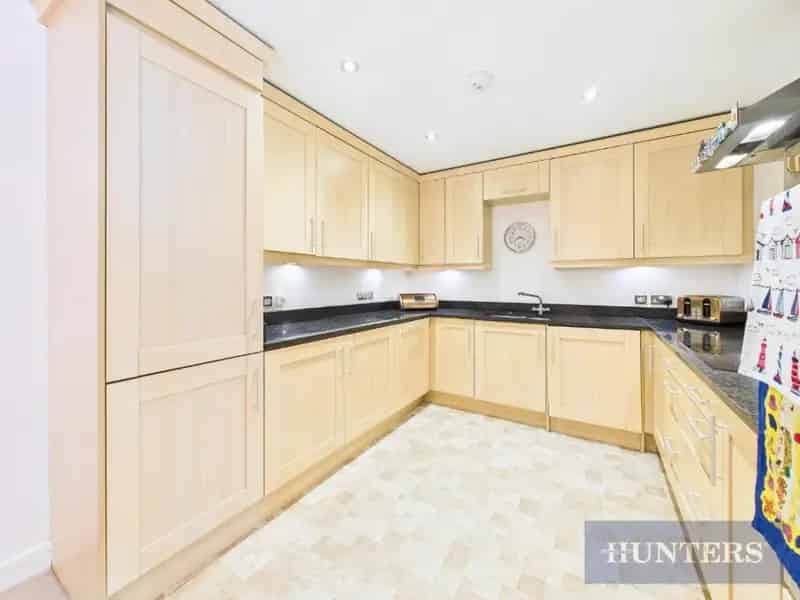 2 bed flat for sale