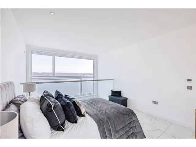 2 Bedroom Penthouse Flat for Sale Panoramic River Views
