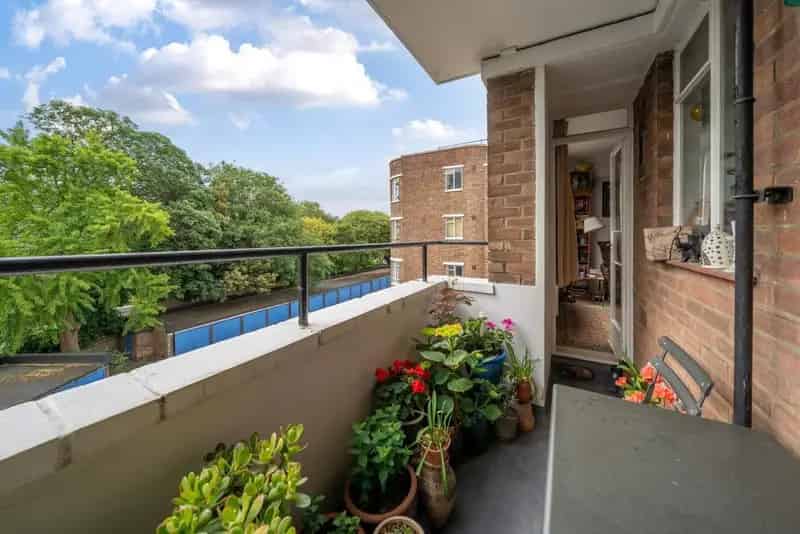 Art Deco One Bedroom Apartment near Ruskin Park Denmark Hill