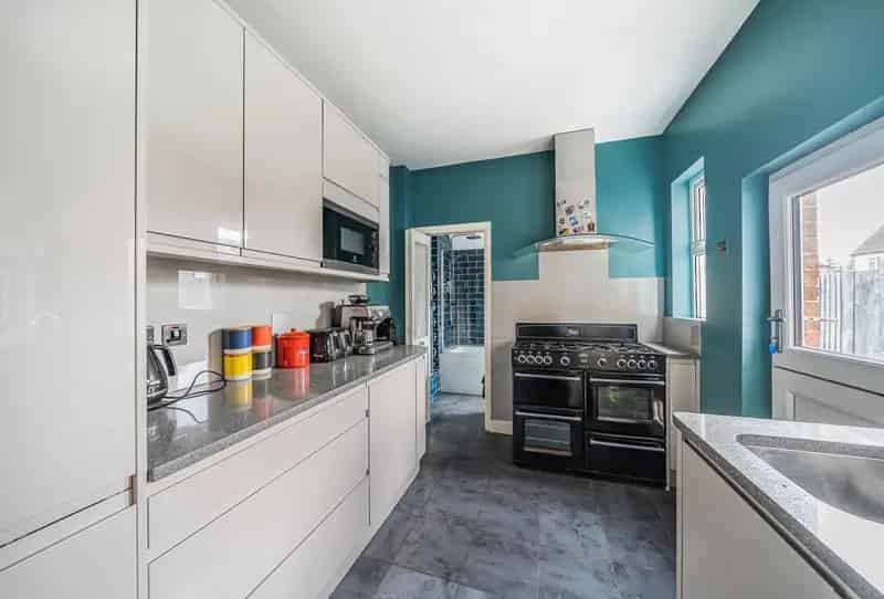 3 Bedroom House Near Horley Station