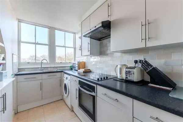 2 Double Bedroom Apartment with Private Garden Access in Kensington