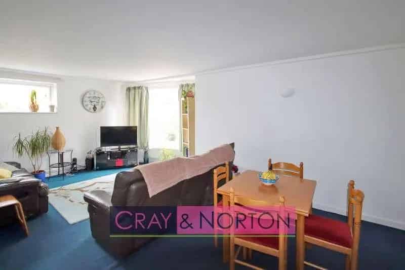 2 Bed Flat for Sale in South Croydon - Investment Opportunity