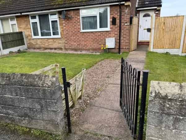 One Bed Bungalow with Large Garden Near Shops