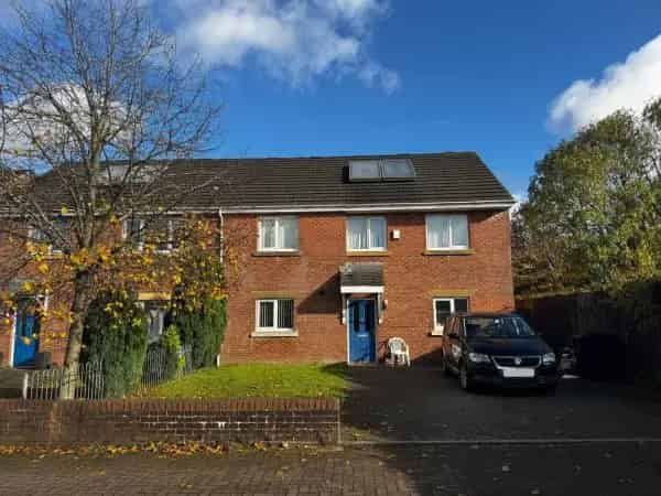 5 Bedroom House Near Amenities