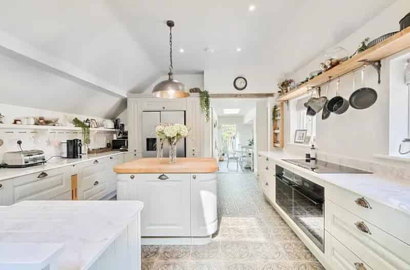 4 Bedroom Detached House for Sale in Shepherds Green