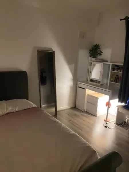 4 Bedroom House with Large Living Room and Driveway