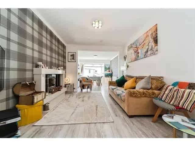 3 Bedroom Semi-Detached House for Sale Near Thornliebank and Giffnock