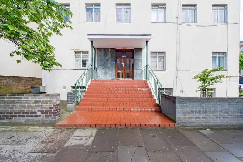 Spacious Modern Studio Flat near Royal Oak Station