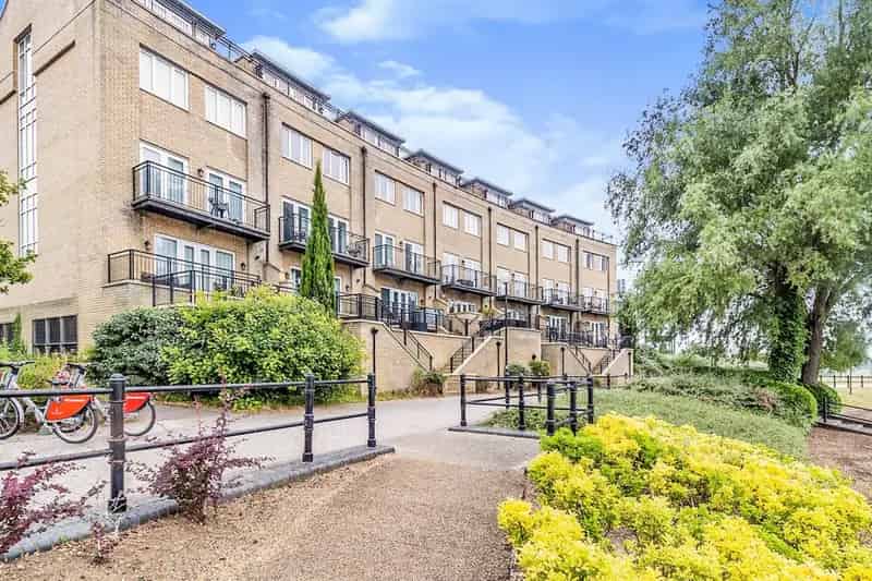 Lake View Executive Townhouse with Cinema Room and Private Parking