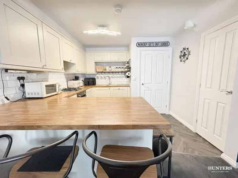 4 Bed Property for Sale Family Home Modern Fitted Kitchen Parking Garden