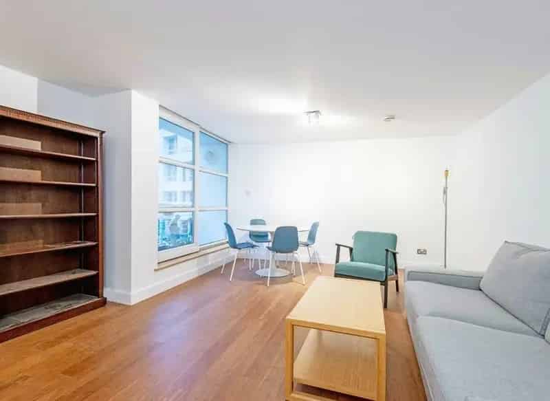 Refurbished Three Bedroom Apartment with River Thames View