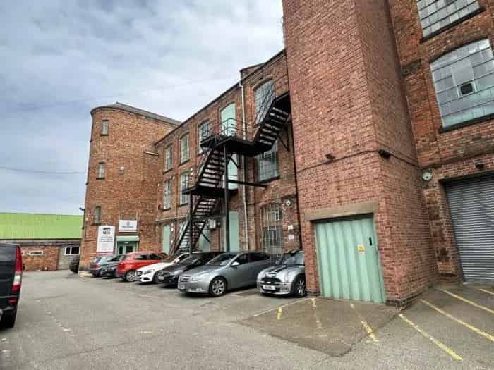 Self Contained Unit Near Long Eaton Train Station