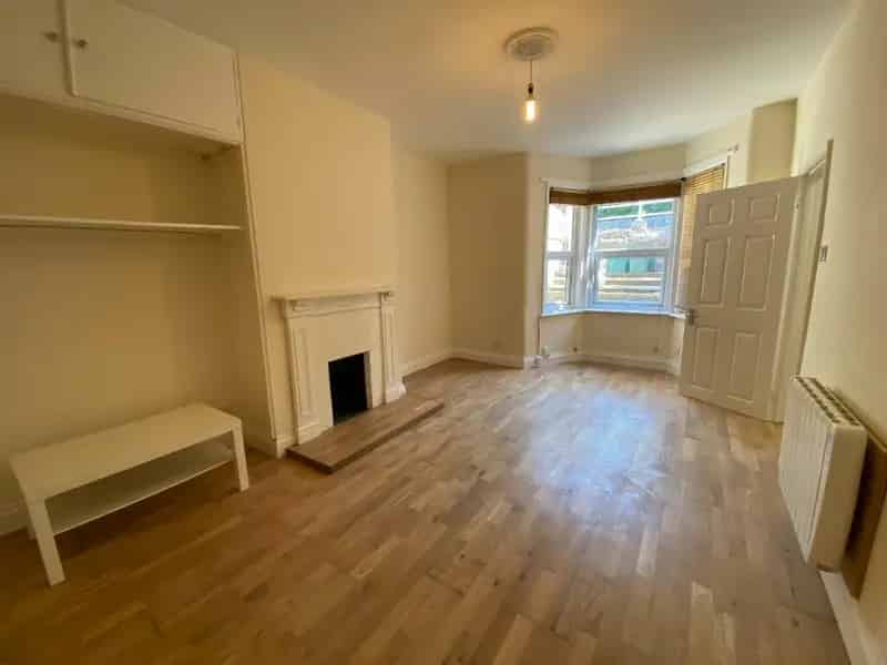 Studio Flat to Rent - Unfurnished with Garden