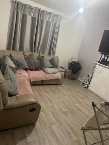 2 Bedroom Flat Near Shops and Schools Great Commute