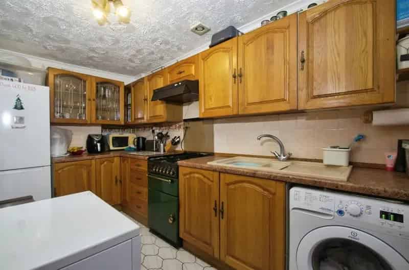 3 Bedroom Semi-Detached House Near Parks and Transport