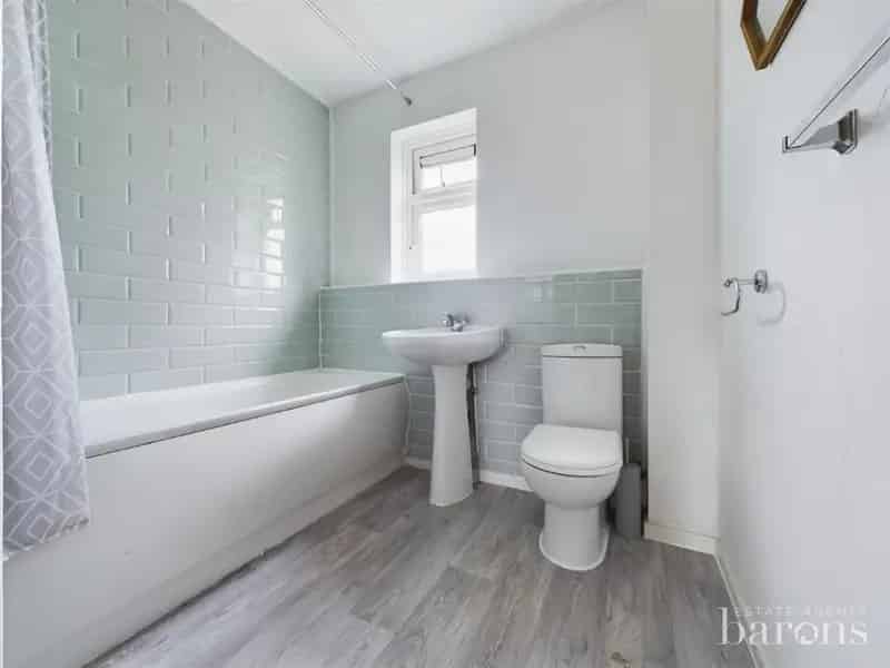2 Bed Flat for Sale in Alpine Court No Onward Chain