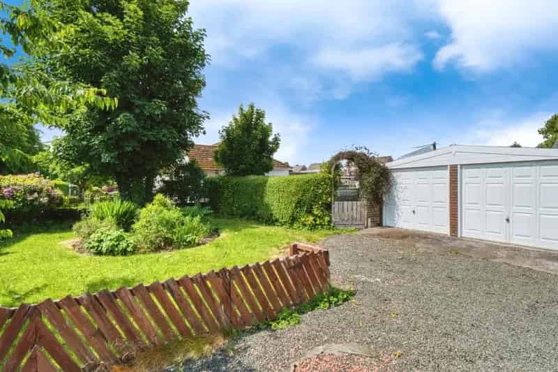 Detached Villa with 5 Bedrooms, Large Garden and Double Garage