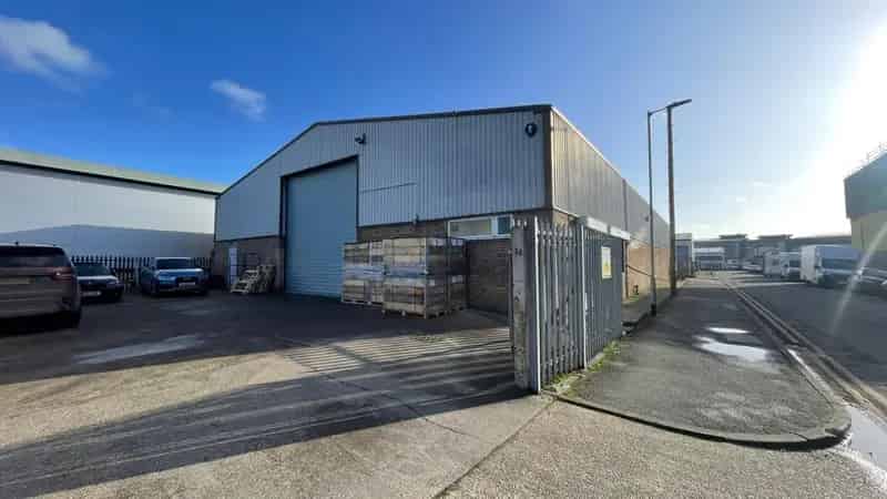Industrial Unit with Offices and Secure Yards
