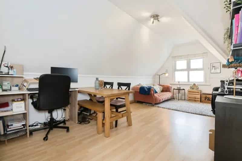 Spacious 1-Bed Flat Hill Lane Modern Kitchen Allocated Parking