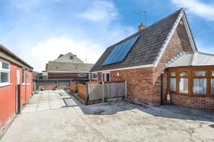Spacious Bungalow with Versatile Garage Workshop and 3 Bedrooms