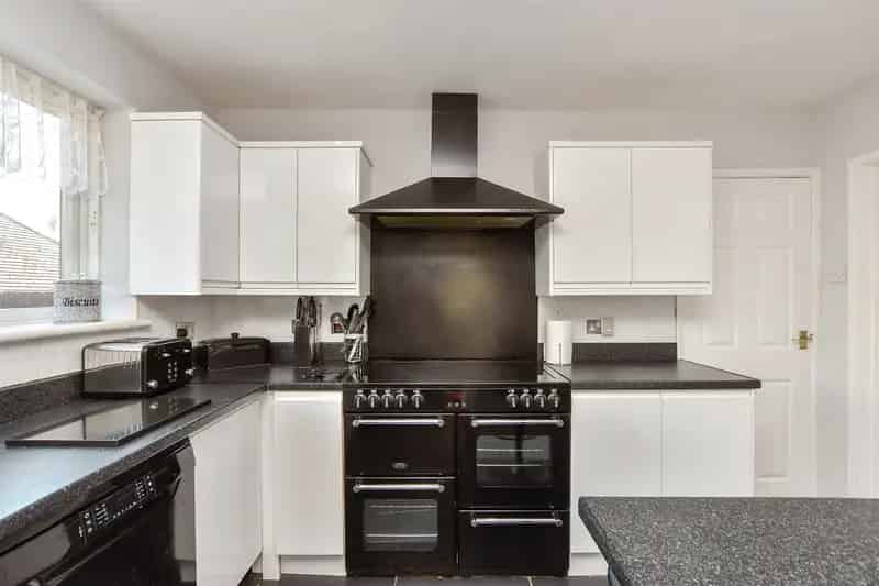 3 Bedroom Detached Bungalow Near Beach and Train Station