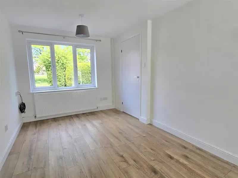 2 Bedroom Semi-Detached House for Sale Chain Free