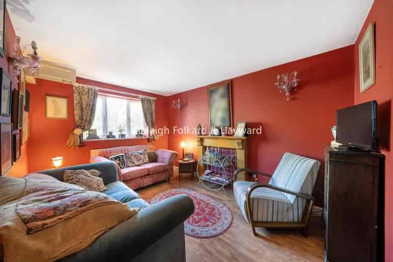 Spacious 4-Bedroom Family Home with Parking and En-Suites