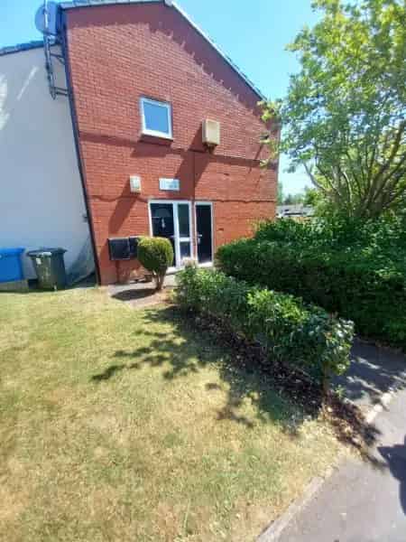 Large 2-Bed Ground Floor Flat with Private Garden