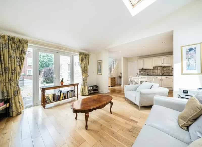 Three Bedroom Freehold House Near Nunhead Station
