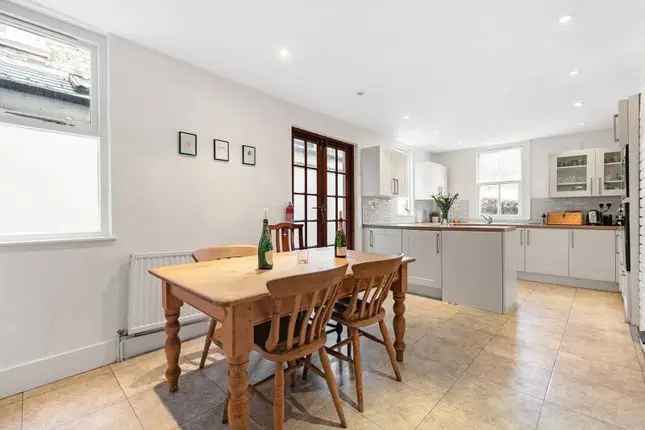 Flat to rent in Montholme Road, Between The Commons, London SW11