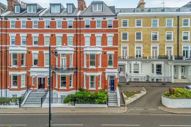 Flat for sale in Richmond Hill, Richmond TW10