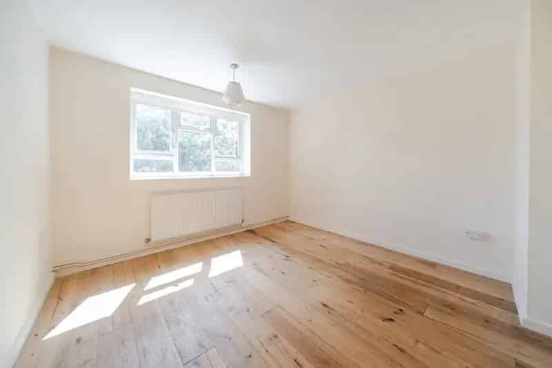 3 Double Bedroom Apartment with Private Garden and Resident Parking