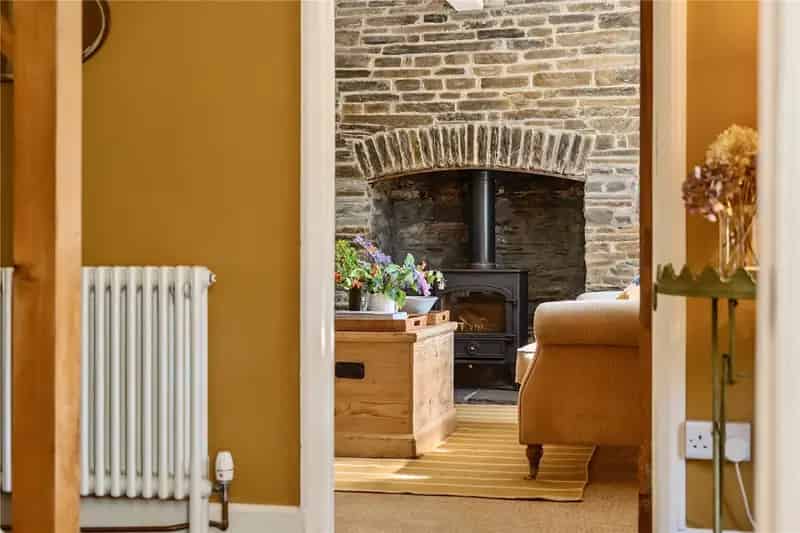 3 Bedroom Detached Cottage for Sale Llanbadarn y Garreg
