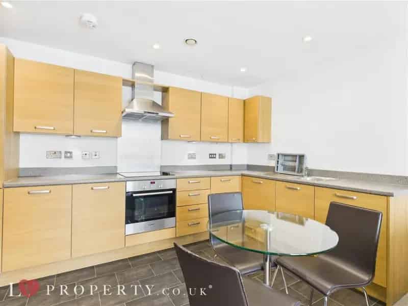 Modern 1 Bedroom Apartment with Private Terrace in Park Central Birmingham
