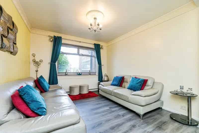 4 Bed Family Home with 2 Bathrooms and Enclosed Garden
