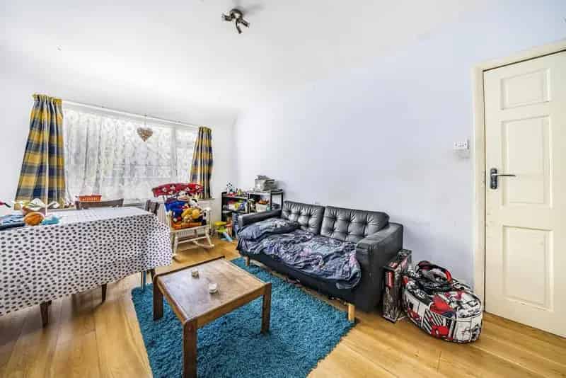 Two Bedroom Maisonette For Sale No Onward Chain