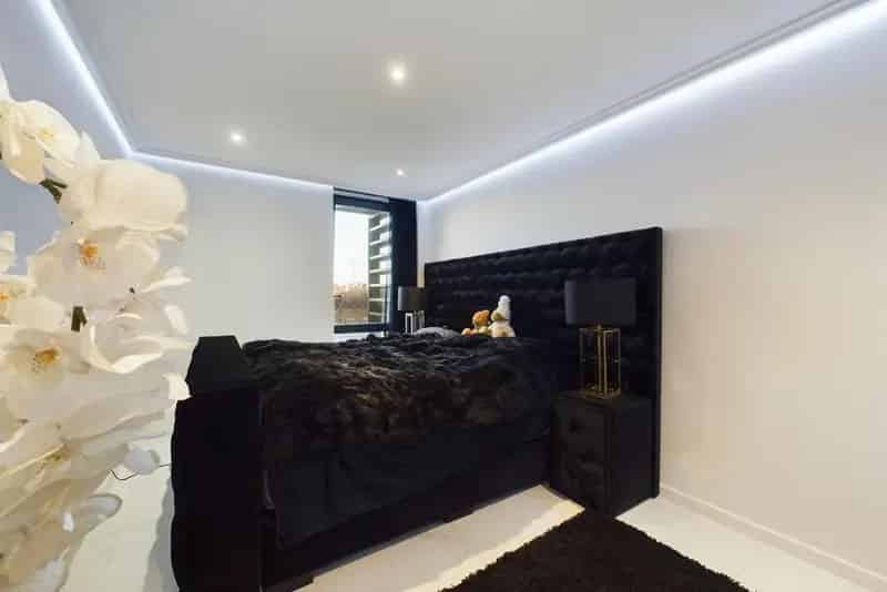 Modern One Bedroom Flat Cranston Court 555 sq ft Private Balcony
