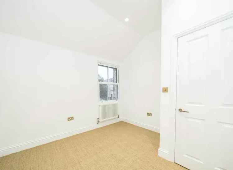 Flat For Sale in London, England