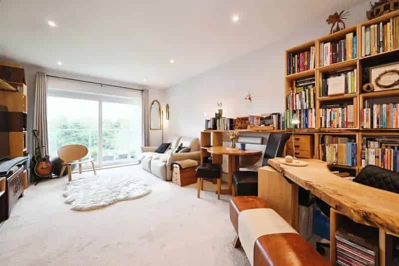 Modern Apartment near Green Park Station Reading