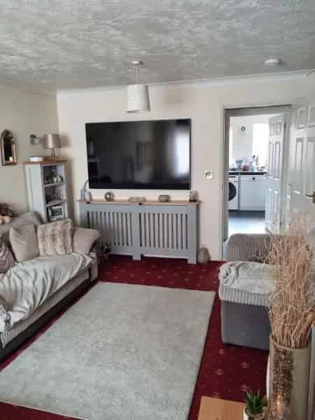 3 Bedroom End Terrace House with Parking