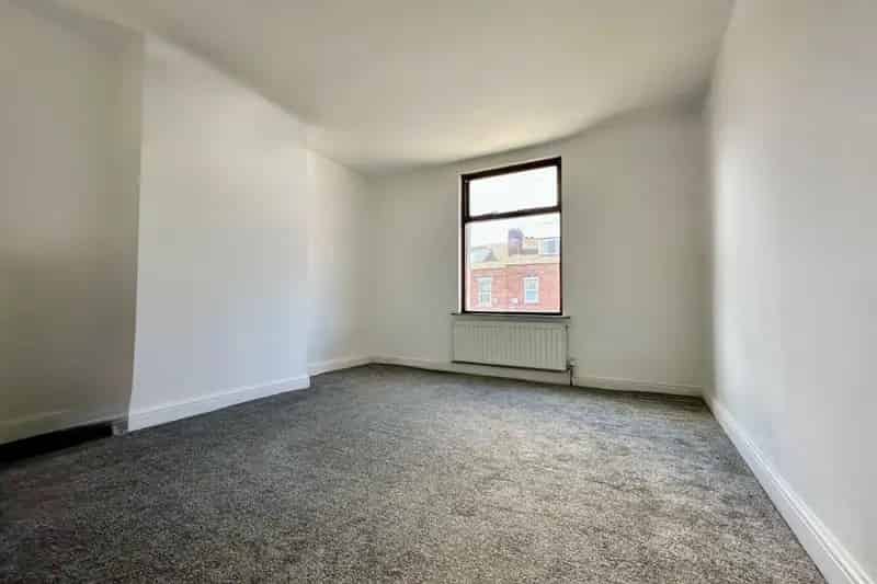 Two Bedroom House in LS9 - Modern Interior and Private Garden