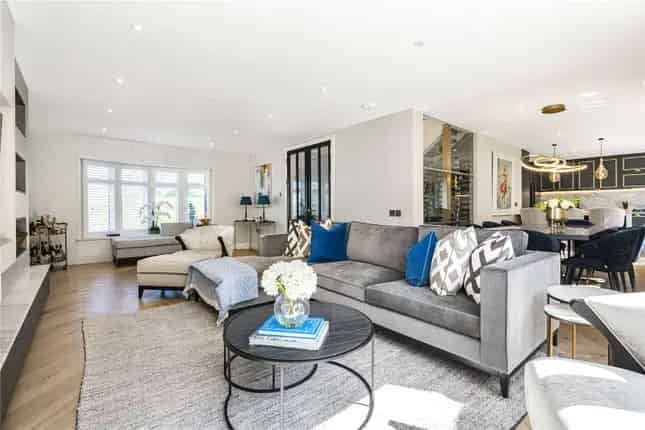 5 Bedroom Detached House for Sale in Mill Hill London
